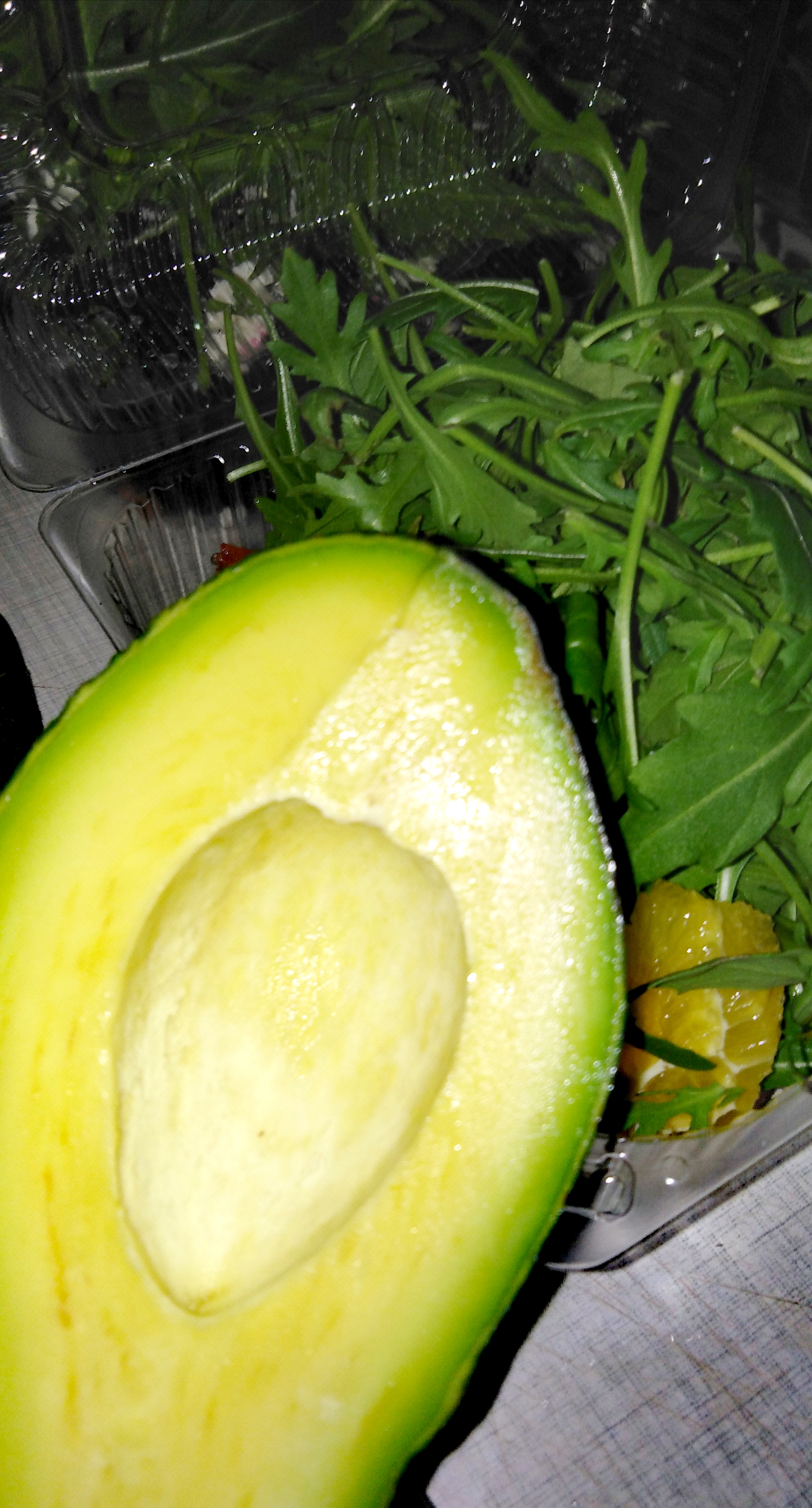 Салат из авокадо с рукколой.